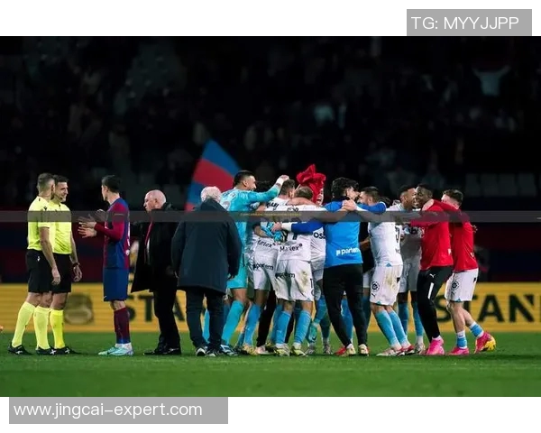 欧联杯激战：拜仁逆转利物浦乌龙球成关键时刻引发全场狂欢